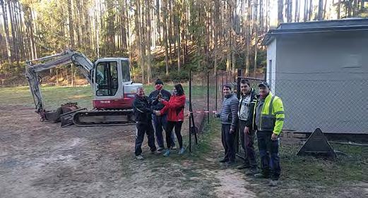 různými vlastníky). V roce 2020 se nám podařilo získat část potřebných pozemků pro výstavbu chodníku, konkrétně pozemek podél zahrady paní Krchovové a podél domu pana Krause.