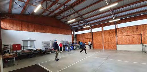 REPORTÁŽE Z AKCÍ REPORTÁŽE Z AKCÍ SPORTOVNÍ ŽIVOT V OBCI RADEŠÍN Líný tenis Ke konci roku 2019 se muži domluvili, že vyzkouší, jestli se dá tenis hrát i v zimě.