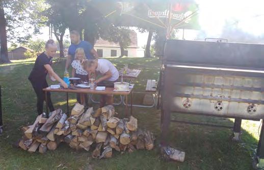 Není to úplně tak jednoduché. Pokud by se to udělalo tímto způsobem, tak povrch ledu zmrzne a ještě nezmrzlá voda odteče podle nerovností a sklonu povrchu pryč.