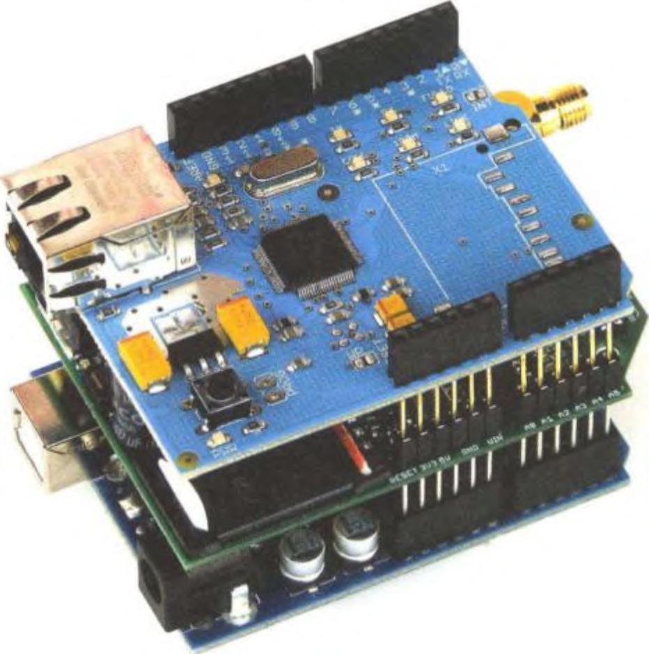 3. Takto vypadá Arduino po zapojeni některých shieldü Nahoře je vidět Ethernet shield Pokud se zajímáte o mobilní telefony a operační systém Android, může vás zaujmout i nejnovější projekt Arduino