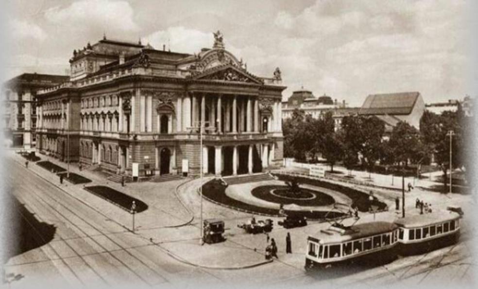 Druhá průmyslová revoluce období elektrifikace a motorizace Druhá průmyslová revoluce začala v roce 1870 za pomoci elektrické energie Elektřina byla používána k osvětlení, pohonu strojů, automobilů,