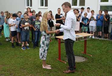 pololetí vzděláváni distančně, a to prostřednictvím on-line videohovorů přes aplikaci Jitsi Meet a samostudiem, které bylo zadáváno vyučujícími zprávami ve školním informačním systému EduPage.