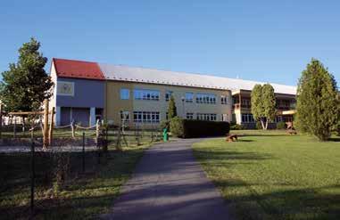 Je obklopena travnatým prostranstvím, nachází se zde fotbalové a víceúčelové hřiště, dětské hřiště s přírodními hracími prvky, v blízkosti se nachází lesy, louky, Naučná stezka Kašava.