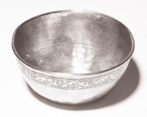 porcelán s emailovou malbou, ø 9,5 cm 3 000 Kč 052