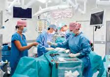 umožňuje ovládat robota, endoskopické kamery i další přístroje, ale také osvětlení místnosti či operační stůl jediným člověkem z jednoho místa.