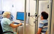 také náročné. Výhodou robota je, že má nástroje ohebné, vysvětluje primář chirurgie Matěj Škrovina.