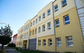 stěna, běžecký ovál a hřiště s dětskými herními prvky.