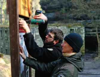 JAK PEČUJEME O POHODLÍ A BEZPEČNOST NÁVŠTĚVNÍKŮ aneb 20 let péče o turistickou infrastrukturu Území národního parku je protkáno desítkami kilometrů turistických cest a stezek, po kterých se