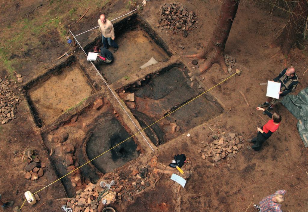 Archeologický výzkum středověké dehtařské pece u Tokáně. Díky interdisciplinárnímu charakteru výzkumu se povedlo získat cenné poznatky i z oborů sedimentologie, paleobotaniky nebo paleontologie.
