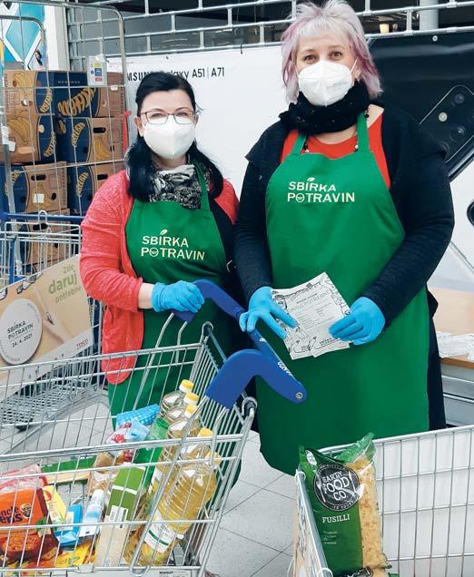 Na stanoviště Charity přinesli 496 kg jídla a bezmála 100 kg drogistického zboží. Charitní pracovníci mezi dárci poznali také známé tváře.