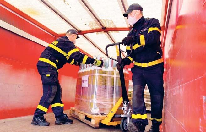 Nechat se osvítit Božím slovem, které Jeskyně sv. Josefa přiléhá k jeskyni Narození, odkud je přístupná úzkým průchodem vedle oltáře.