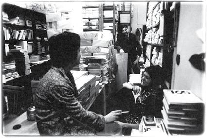 Poštěstilo se mu, získal do prodejny zkušeného a věci oddaného knihkupce Karla Smetanu (1969 1991) a o něco později knihovnici Miloslavu Dudovou (v knihkupectví byla zaměstnána 1969 1976).