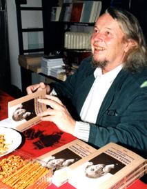 úhlem evangelia, a v roce 1996 díl třetí, Krédo. Základy ekumenické dogmatiky (oba díly v překladu Bohuslava Vika). Profesor Jan Heller připravil pro Kalich svou práci Bůh sestupující.