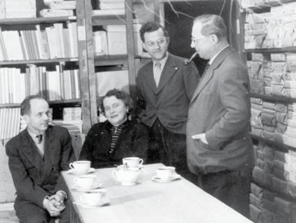 Vedoucí knihkupectví Jan Mazel a první synodní senior Českobratrské církve evangelické Josef Souček. Polední čaj ve skladu Kalicha.