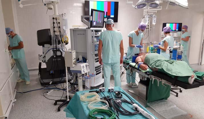 Robotický sál před operací l Foto: archiv oddělení napojení pánvičky ledviny a močovodu nebo je toto napojení utlačováno křížící aberantní cévou.