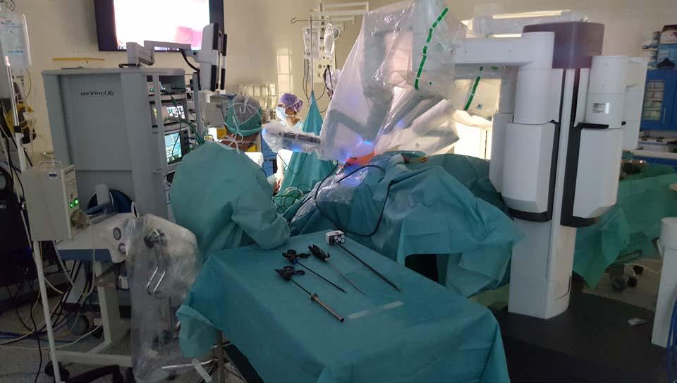 Velkou oporou při prvních operacích nám byl prim. MUDr. Jan Schraml, Ph.D. z Masarykovy nemocnice v Ústí nad Labem, který je školitelem v robotické urologické chirurgii.