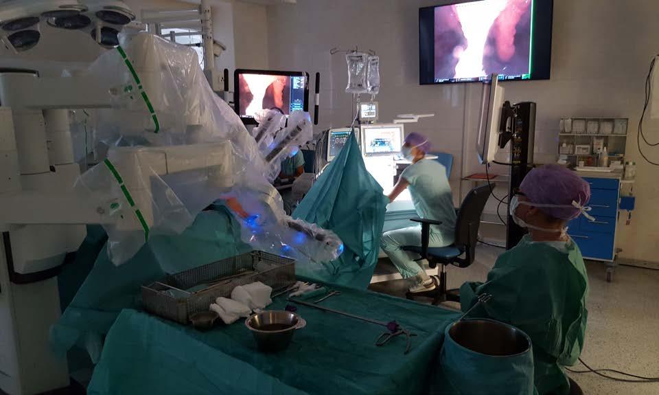 v prostatě. Tím se značně redukuje zátěž mužů necílenými biopsiemi, které se musely dříve často opakovat. V prvním roce provozu robotického sálu jsme provedli celkem 138 radikálních prostatektomií.