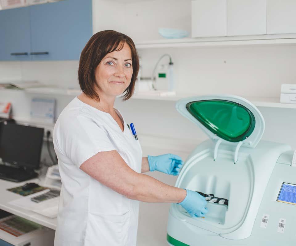 Pracoviště virologie: MUDr. Dana Teislerová V březnovém čísle Nemocničního zpravodaje nám vedoucí Laboratoře klinické mikrobiologie MUDr. Magda Balejová přiblížila práci Pracoviště bakteriologie.