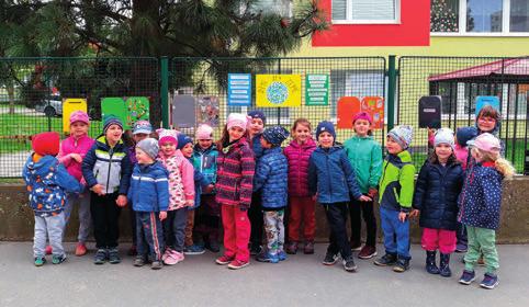 Ve spolupráci s lektorkami keramiky připravily učitelky zážitkovou keramiku motivovanou přípravou oslavy na svátek matek.