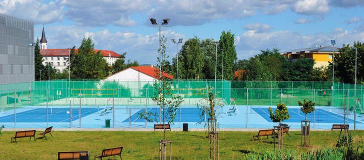Dovolte nám představit v červnovém čísle první venkovní sportoviště: TENISOVÉ KURTY s možností osvětlení s umělým povrchem Mapecoat TNS jsou opravdovou lahůdkou pro tenisové příznivce, kteří si tak