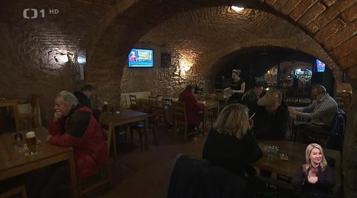 .. Host v baru: Já vůbec nerozumím tomu, proč by se měly hospody zavírat v 8 hodin, protože přes den se vystřídají stovky lidí, desítky lidí se vystřídají přes den v těch barech.