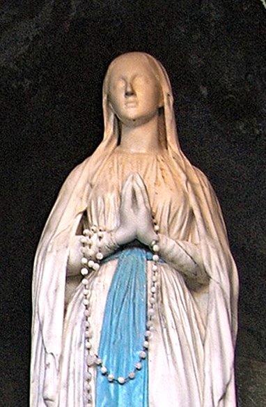 dodnes. Socha byla nainstalována ještě za života Bernadety, ta ale pro nemoc nemohla na tuto slavnost jít, ani místní farář, také byl nemocen. V klášteře, kde zemřela, byla uložena do kaple sv.
