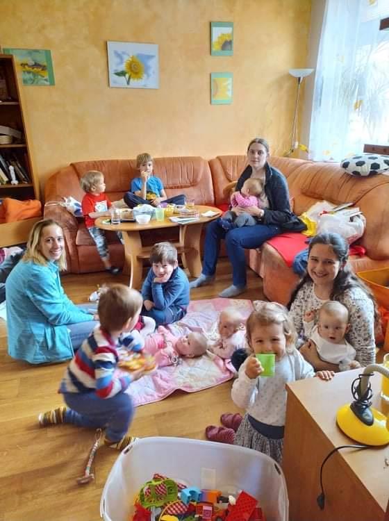 duchovnímu životu. Od podzimu jsme tedy v rámci našich setkání zavedly i dětské katecheze, při kterých dětem představujeme biblické postavy a příběhy, tvoříme a modlíme se.