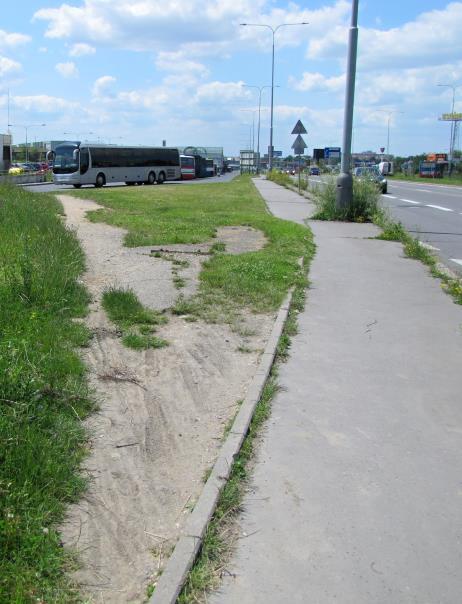 ukončení u metra je nedořešené. Zde je rozpor i s trasou vyznačenou v Generelu, který s trasou počítá na opačné straně terminálu.