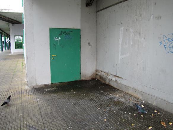 Umístění tohoto WC v rámci terminálu ani není vhodné, jelikož se nachází téměř na konci odjezdových stanovišť dálkové
