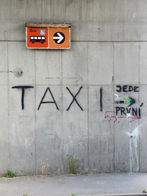 Obrázek 24 Vandalismus v kombinaci se špatným stavem navigačního systému (zdroj: archiv autora) Na samotných nástupištích autobusové dopravy jsou informace obvyklé jako na jiných zastávkách, avšak