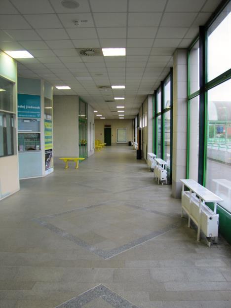 Realizací těchto změn doplněnou o zprůchodnění tohoto prostoru, který je v současné době znemožněn trvalým uzavřením dveří v zadní části, by došlo k významnému zatraktivnění prostoru, což by také