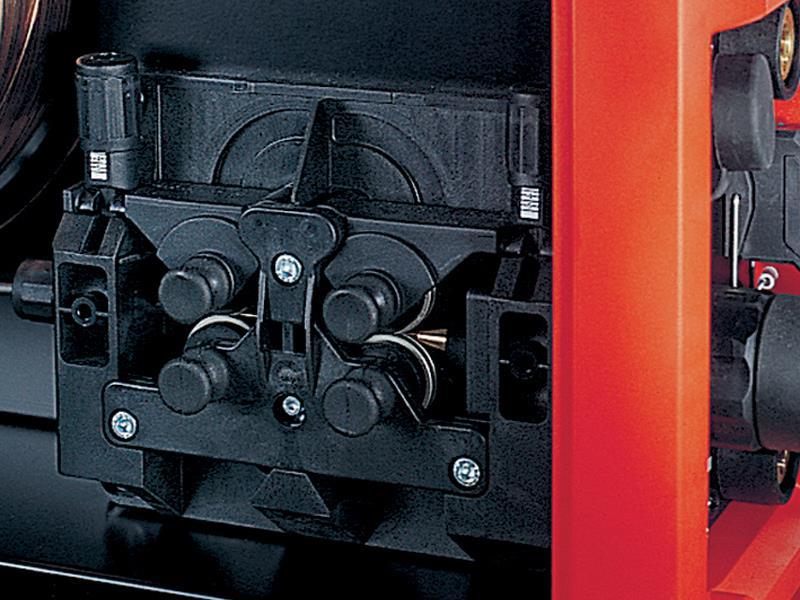 1 elektrický oblouk, 2 drátová elektroda, 3 zásobník drátu, 4 podávací kladky, 5 rychloupínací spojka, 6 hořákový kabel, 7 svařovací hořák, 8 zdroj svařovacího proudu, 9 kontaktní svařovací průvlak,