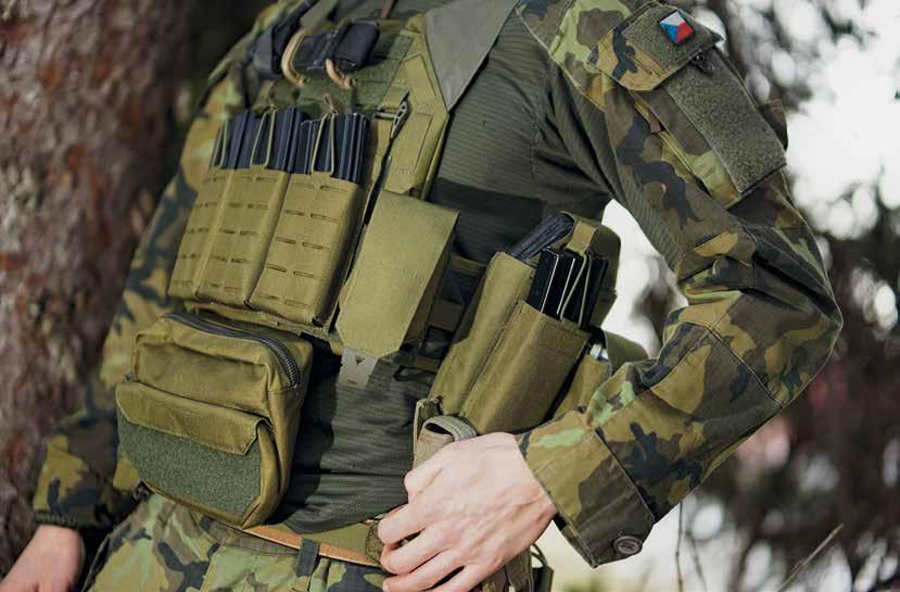 34 Detail uchycení sumek se zásobníky Chrudimští výsadkáři mají nové prostředky balistické ochrany Podíleli se na vývoji Vojáci 43. výsadkového pluku se podíleli na podobě nejnovějšího nosiče plátů.