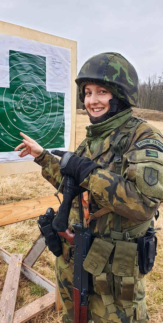 44 Střelba jí baví Reakce okolí Reakci nejlépe za všechny vystihuje výrok Janiny mladší sestry, která řekla: Jestli je v mém okolí někdo, kdo se hodí do armády, tak jsi to ty.