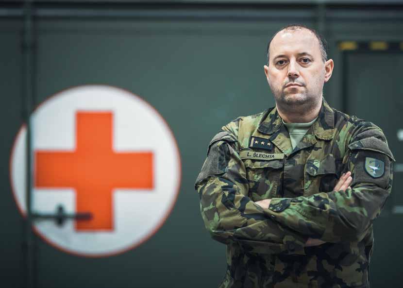 9 Nečekáme na rozkaz, děláme svou práci Příslušníci Agentury vojenského zdravotnictví jsou již víc než rok v první linii. Přes 160 lékařů, 350 sester a desítky dalšího zdravotnického personálu.