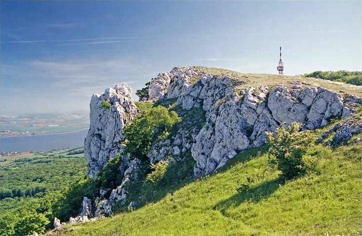 Toulání V dubnových toulkách si procestujeme jeden z nejkrásnějších koutů našeho kraje, a to Pálavské vrchy a jejich okolí.