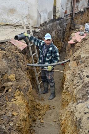 V období duben květen 2013 provede odborná firma výměnu nových plastových oken a dveří. Další související opravou je odvedení dešťové vody ze střech směřujících na dětské hřiště a hlavní silnici.