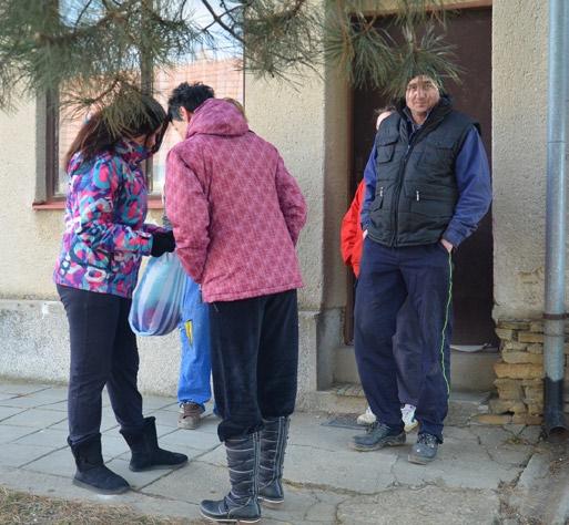 Děti tancovaly, plnily úkoly a dostávaly za ně sladkosti. Na závěr si každé dítko koupilo dva losy do tomboly, za které si vybralo upomínkové předměty.