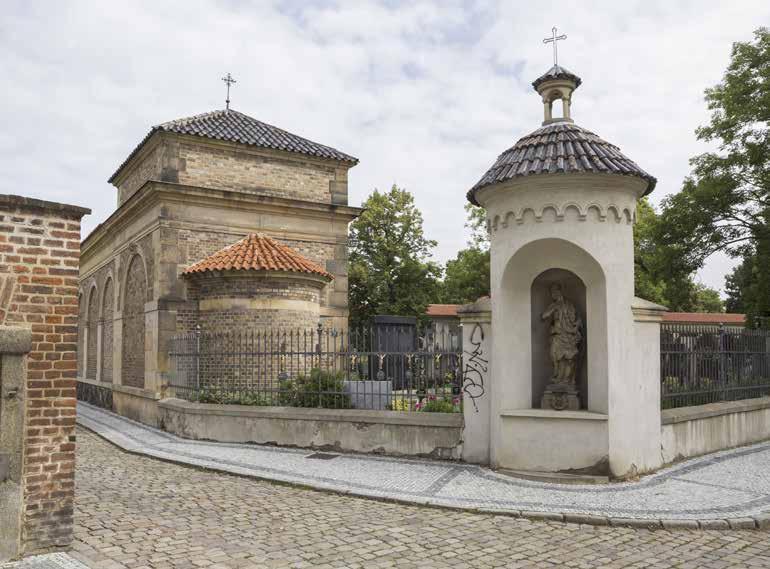 Novorománská architektura kapličky zajímavě doplňuje novorenesanční arkády kolem hřbitova. Foto: Michael Kolář Umístění kapličky není náhodné a má úzkou souvislost se svatou Ludmilou.