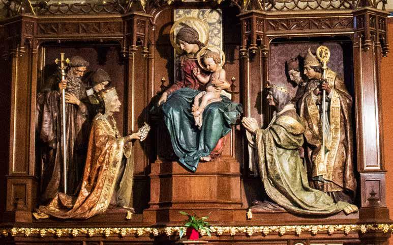 Socha sv. Ludmily a dalších českých patronů na oltáři Panny Marie Vyobrazení svaté Ludmily najdeme i na dvou bočních oltářích, jejichž výzdoba už kombinuje novogotické a secesní prvky.