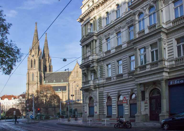 Křesťanský domov mládeže a kavárna u sv. Ludmily Novorenesanční dům čp. 585 na nároží náměstí Míru a Francouzské ulice, v němž sídlí Křesťanský domov u sv.
