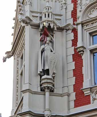 Na čelní straně arkýře freska s andílkem držícím kružidlo a úhelnici, na obou průčelích pak sgrafitové portréty velkých architektů.