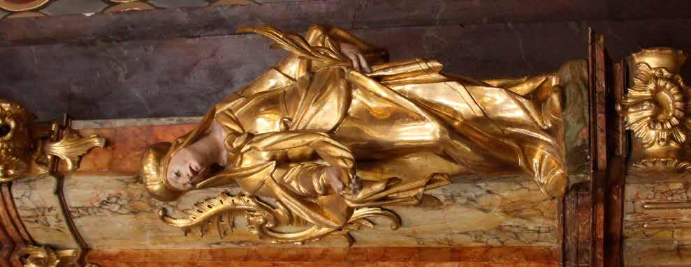 Socha sv. Ludmily na bočním oltáři Další vyobrazení sv. Ludmily nalezneme na jednom z mnoha bočních oltářů. Spíše drobný oltář sv.