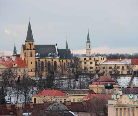 Kostel sv. Apolináře Nástěnné malby Výrazným a zdaleka viditelným orientačním bodem v jižní části Nového Města je osmiboká věž gotického kostela sv. Apolináře na návrší zvaném Větrov.