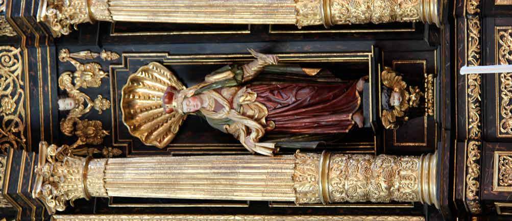 Socha sv. Ludmily na hlavním oltáři Interiér kostela si i přes regotizační úpravy zachoval své převážně barokní zařízení, které je velmi krásné a skvěle doplňuje gotický prostor.