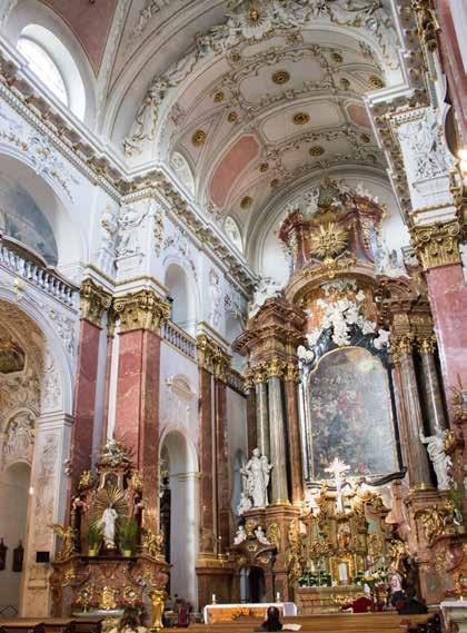 Ludmily je zde součástí štukové výzdoby. Na špicích lunetových výsečí, tedy trojúhelníkových ploch nad okny, je umístěna šestice bust českých zemských patronů, vždy dvě proti sobě: sv. Václav a sv.