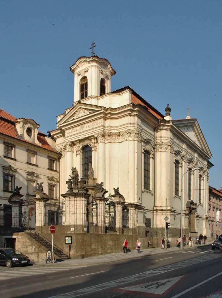 Kostel sv. Cyrila a Metoděje v Resslově ulici. Předdvoří uzavřené barokní mřížovou ohradou před západním průčelím kostela nám ukazuje původní úroveň terénu.