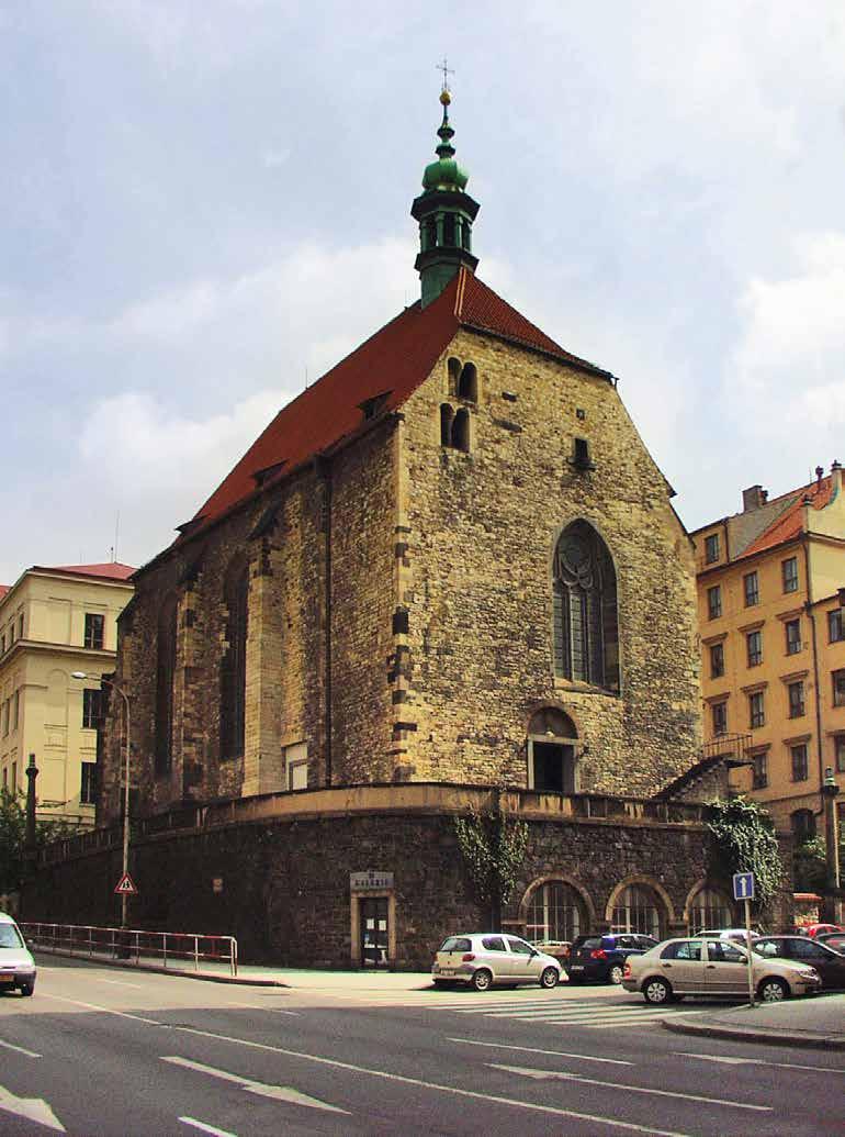 Kostel sv. Václava na Zderaze. Podobně jako kostel sv. Cyrila a Metoděje na protější straně Resslovy ulice je i on vyvýšen o několik metrů nad uliční úroveň kvůli úpravám terénu při asanaci.