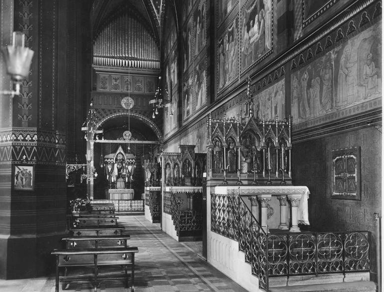 Beuronská podoba interiéru chrámu na historické fotografii. Jižní boční loď s řadou novogotických bočních oltářů, nejblíže oltář sv. Anny.
