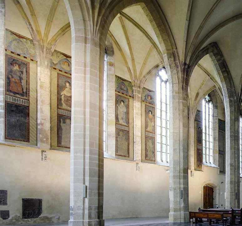 Malby světců mezi okny na severní stěně kostela. Z archivu Emauzského kláštera Bohužel velká část vnitřní výzdoby kostela vzala za své osudného dne 14.